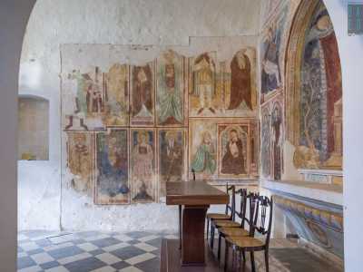 Sulla parete di sinistra della navata sono raffigurate invece, disposte in due ordini diversi, dodici figure sacre...